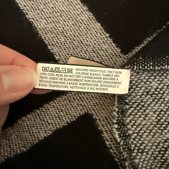 Victoria's Secret Black cozy blanket - Picture 5 of 5